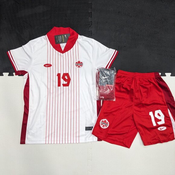 Canada Davies #19 Kids Home White Jersey, Short and Socks - Picture 3 of 6